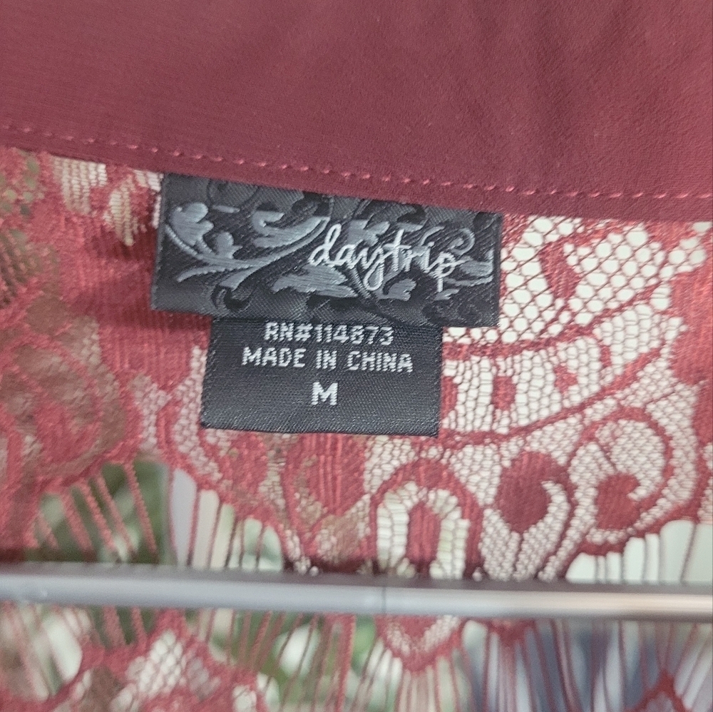 DAYTRIP Buckle Red Lace Button Down Floral Top Medium - Picture 4 of 6